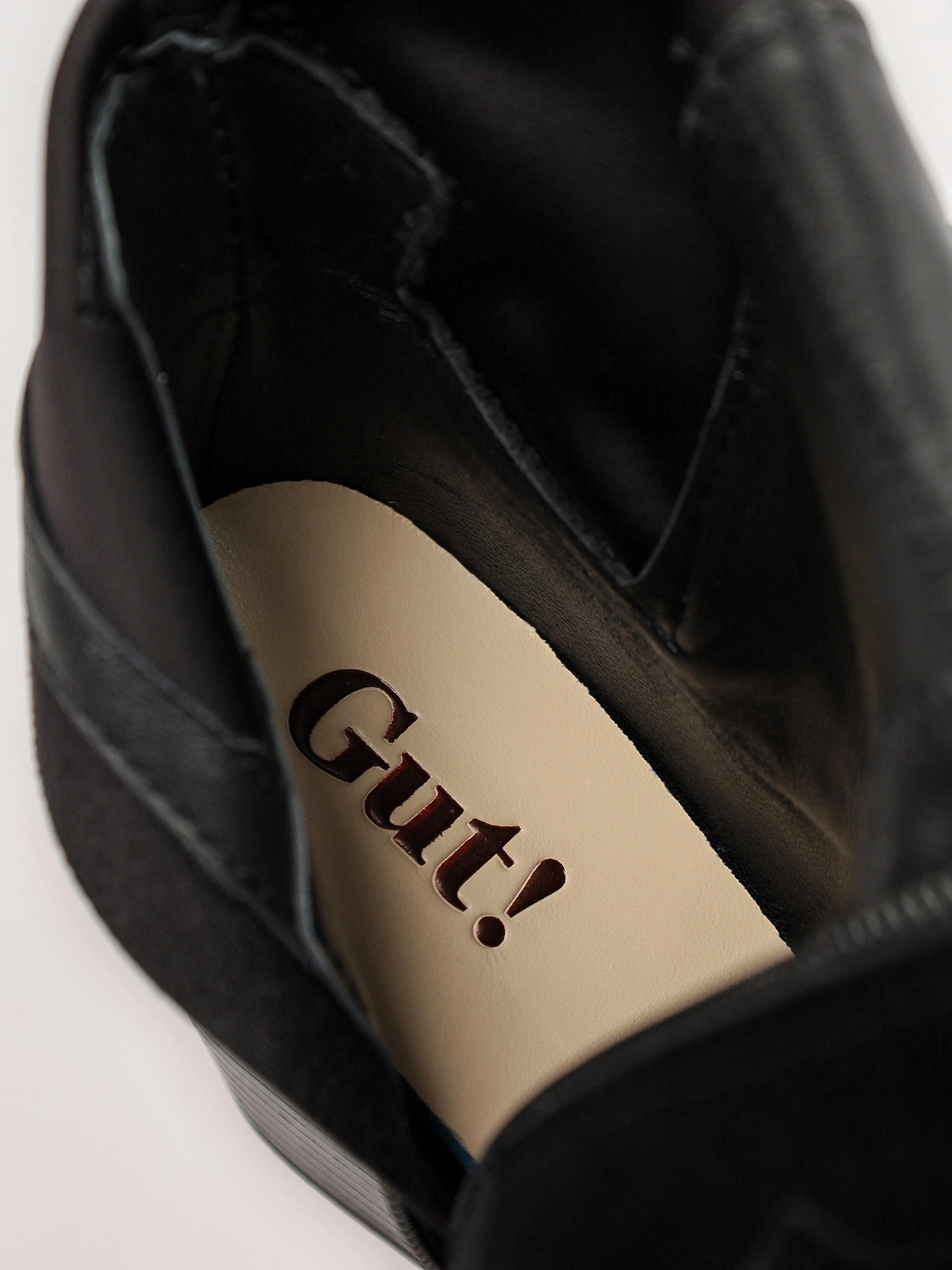 Сапоги черного цвета на высоком каблуке